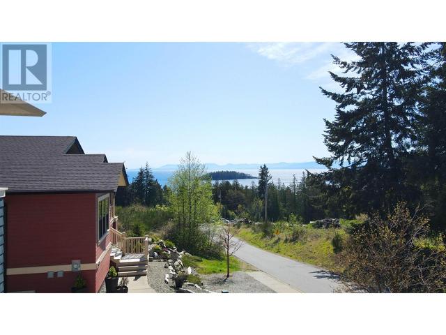 5438 Mccourt Road, House detached with 3 bedrooms, 2 bathrooms and 5 parking in Sechelt BC | Image 2