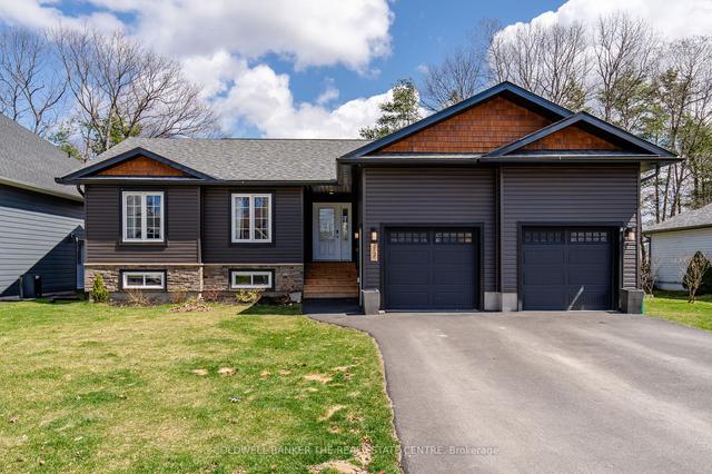 17 Kingbrook Crt, House detached with 3 bedrooms, 2 bathrooms and 6 parking in Gravenhurst ON | Image 1