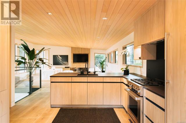 1305 Lynn Rd, House detached with 7 bedrooms, 9 bathrooms and 3 parking in Tofino BC | Image 29