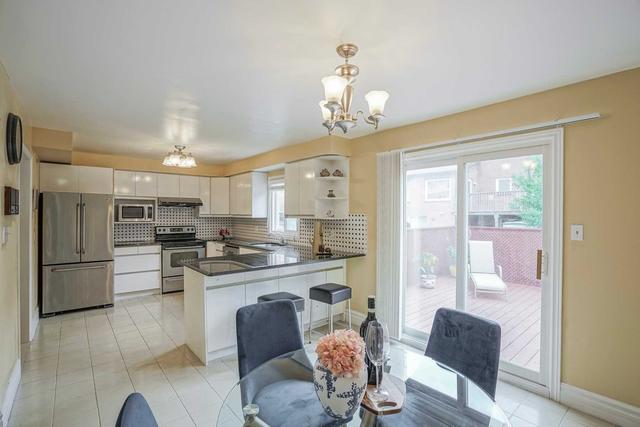 18 Cummings Crt, House detached with 4 bedrooms, 3 bathrooms and 6 parking in Markham ON | Image 2