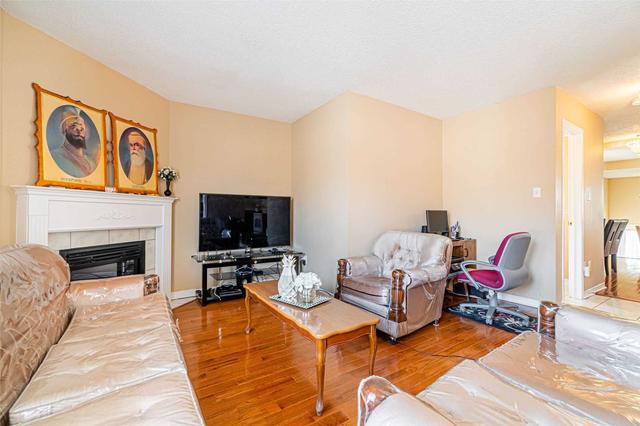 46 Domenico Cres, House detached with 3 bedrooms, 4 bathrooms and 4 parking in Brampton ON | Image 3