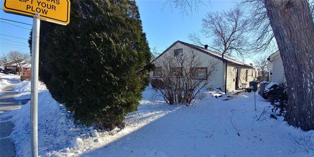 332 Vansitmart Ave, House detached with 3 bedrooms, 1 bathrooms and 2 parking in Hamilton ON | Image 2