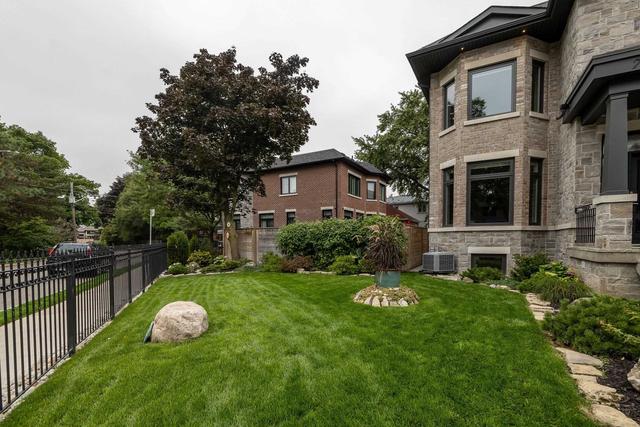 70 Parkview Hill Cres, House detached with 4 bedrooms, 5 bathrooms and 3 parking in Toronto ON | Image 34