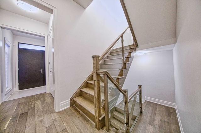 3104 Daniel Way, House detached with 4 bedrooms, 5 bathrooms and 4 parking in Oakville ON | Image 5