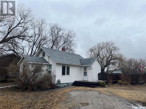 206 Park Avenue, House detached with 2 bedrooms, 1 bathrooms and null parking in Esterhazy SK | Card Image