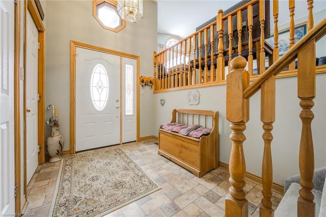 15 Calvin Court, House detached with 5 bedrooms, 3 bathrooms and 6 parking in Strathroy Caradoc ON | Image 2