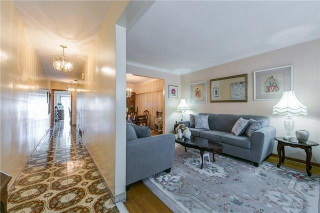 68 Eaton Ave, House detached with 3 bedrooms, 3 bathrooms and 2 parking in Toronto ON | Image 3