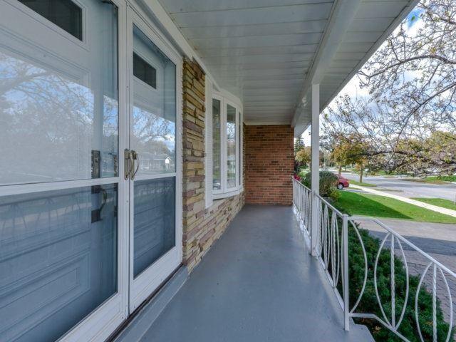 Upper - 292 Wellesworth Dr, House detached with 3 bedrooms, 1 bathrooms and 1 parking in Toronto ON | Image 3