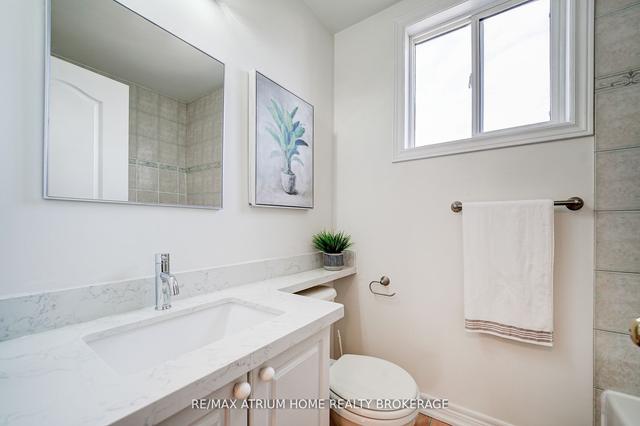 32c Oxford St, House attached with 3 bedrooms, 4 bathrooms and 2 parking in Toronto ON | Image 16