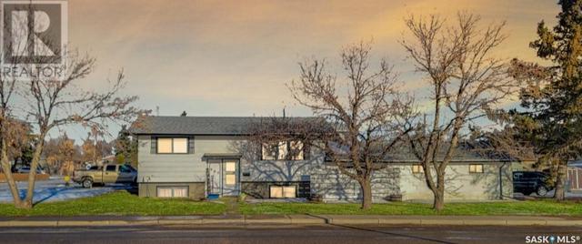 995 Chaplin Street W, House detached with 3 bedrooms, 2 bathrooms and null parking in Swift Current SK | Card Image