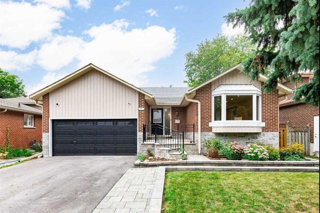 20 Portland Cres, House detached with 3 bedrooms, 2 bathrooms and 4 parking in Newmarket ON | Card Image