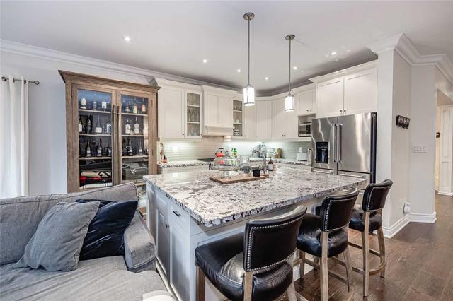 2331 Wuthering Heights Way, House attached with 3 bedrooms, 4 bathrooms and 4 parking in Oakville ON | Image 2