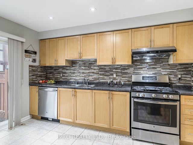 725 Ambroise Cres, House attached with 3 bedrooms, 3 bathrooms and 3 parking in Milton ON | Image 2
