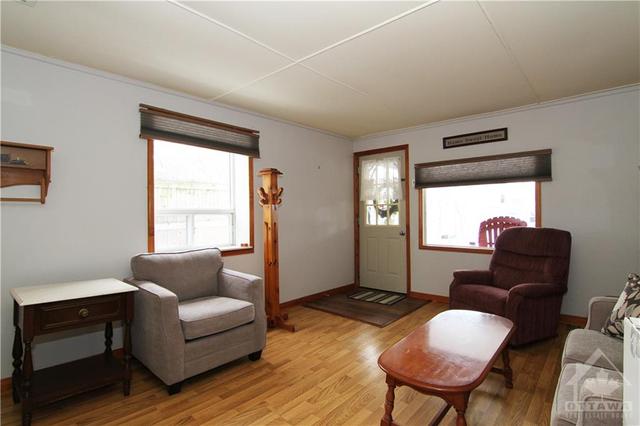 12381 County Road 18 Road, House detached with 2 bedrooms, 1 bathrooms and 2 parking in South Dundas ON | Image 4