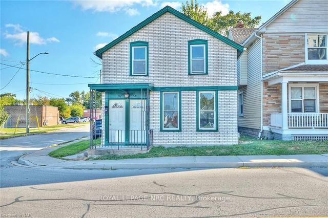 58 Court St, House detached with 2 bedrooms, 2 bathrooms and 2 parking in St. Catharines ON | Image 1