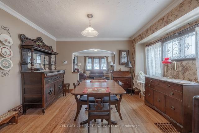 292 Wellington Rd, House detached with 2 bedrooms, 1 bathrooms and 2 parking in London ON | Image 2