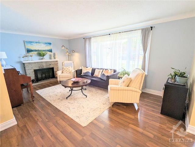 91 Broadview Avenue E, House detached with 3 bedrooms, 2 bathrooms and 3 parking in Smiths Falls ON | Image 7