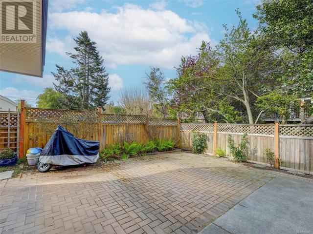 3 - 220 Moss St, Condo with 2 bedrooms, 1 bathrooms and 1 parking in Victoria BC | Image 22