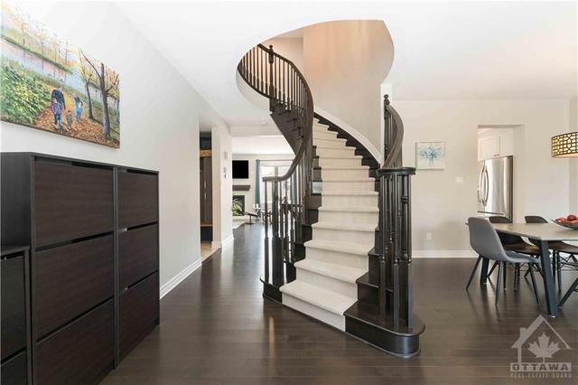 404 Nestleton Street, House detached with 4 bedrooms, 3 bathrooms and 6 parking in Ottawa ON | Image 3