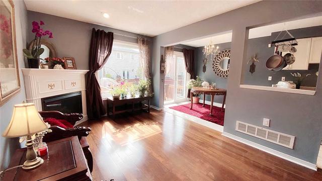 836 Applecroft Circ, House semidetached with 3 bedrooms, 3 bathrooms and 3 parking in Mississauga ON | Image 3