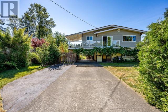 393 Douglas St, House detached with 3 bedrooms, 2 bathrooms and 6 parking in Comox BC | Card Image