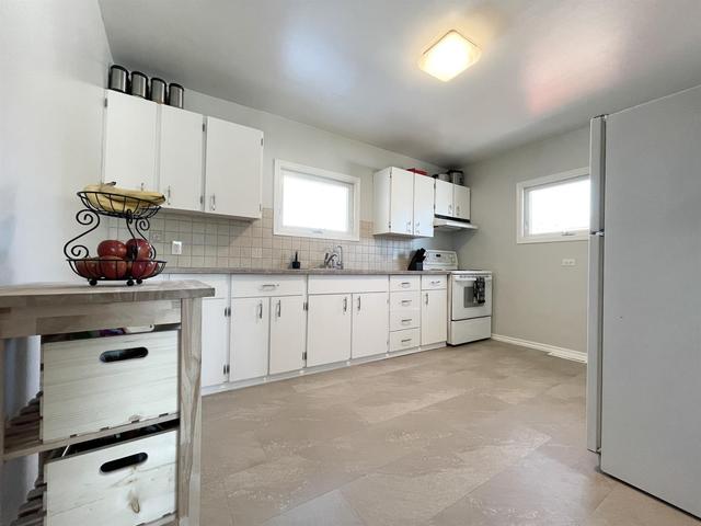 818 9th Avenue, House detached with 2 bedrooms, 1 bathrooms and 4 parking in Wainwright AB | Image 6