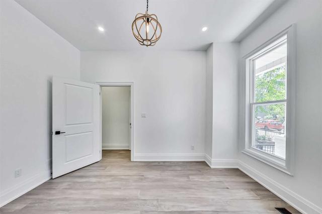 245 Palmerston Ave, House semidetached with 6 bedrooms, 3 bathrooms and 2 parking in Toronto ON | Image 2
