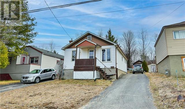 90 Mckinnon, House detached with 3 bedrooms, 1 bathrooms and null parking in Greater Sudbury ON | Image 2