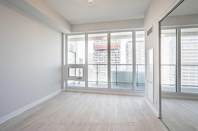 2202 - 2221 Yonge St, Condo with 2 bedrooms, 2 bathrooms and 1 parking in Toronto ON | Image 3