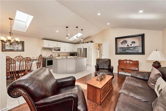 131 Ptarmigan Drive, House detached with 3 bedrooms, 2 bathrooms and 5 parking in Guelph ON | Image 2