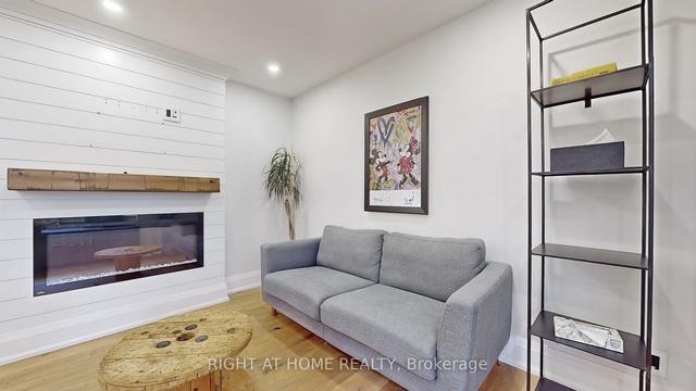35 Lippincott St W, House detached with 3 bedrooms, 1 bathrooms and 5 parking in Toronto ON | Image 15