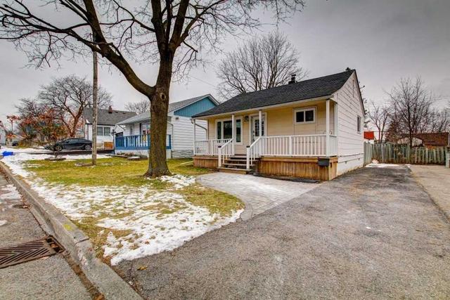 32 Beech St, House detached with 2 bedrooms, 1 bathrooms and 4 parking in Ajax ON | Image 1