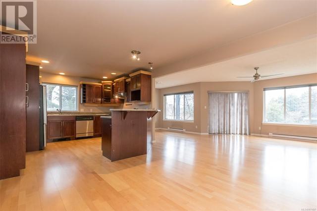 984 Cloverdale Ave, House detached with 4 bedrooms, 3 bathrooms and 3 parking in Saanich BC | Image 13