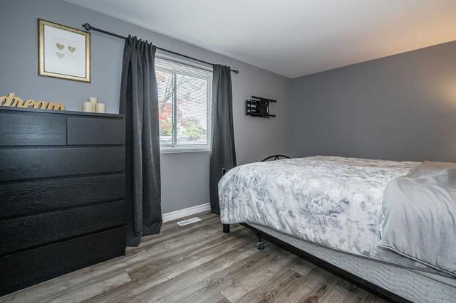 202 Pinedale Dr, House semidetached with 3 bedrooms, 2 bathrooms and 3 parking in Kitchener ON | Image 3