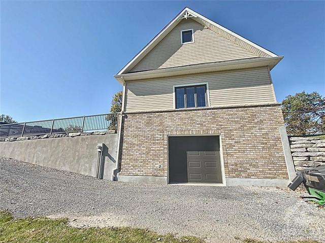 3225 Concession 1 Road, House detached with 3 bedrooms, 2 bathrooms and 12 parking in Alfred and Plantagenet ON | Image 3