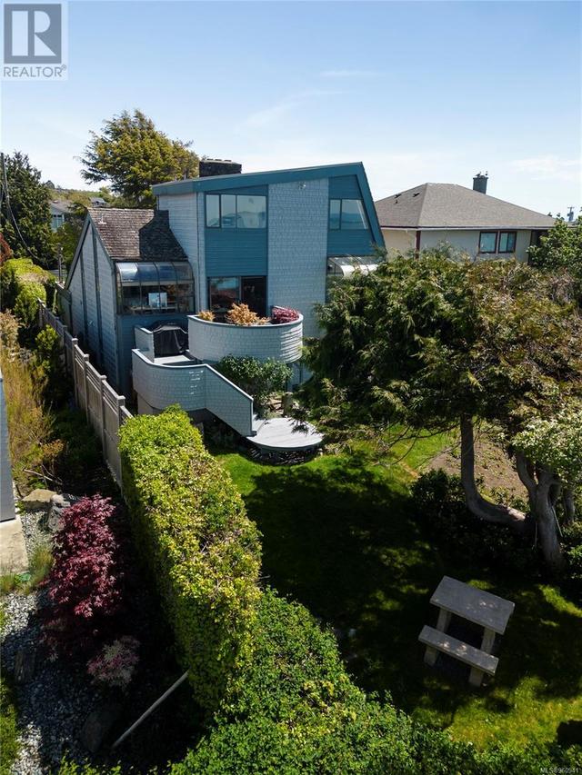 2072 Marne St, House detached with 4 bedrooms, 3 bathrooms and 4 parking in Oak Bay BC | Image 4