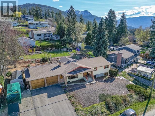 1880 2 Avenue Se, House detached with 4 bedrooms, 3 bathrooms and 6 parking in Salmon Arm BC | Image 4
