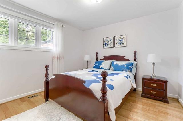 5 Honbury Rd, House detached with 3 bedrooms, 2 bathrooms and 4 parking in Toronto ON | Image 4