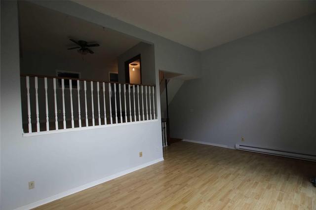 25 Mccallum Crt, Townhouse with 3 bedrooms, 2 bathrooms and 1 parking in Brampton ON | Image 3