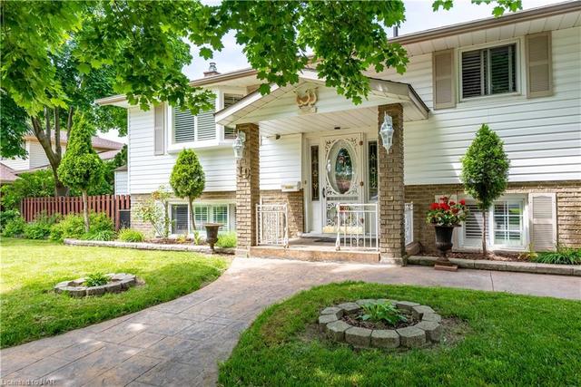 19 Simpson Road, House detached with 3 bedrooms, 2 bathrooms and 4 parking in St. Catharines ON | Image 2