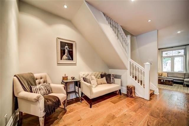 86 Kenilworth Ave S, House semidetached with 3 bedrooms, 1 bathrooms and 1 parking in Toronto ON | Image 2