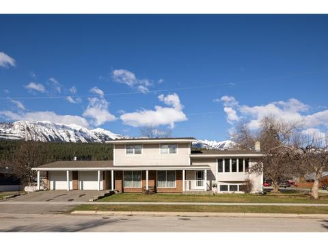 616 11th Street S, House detached with 5 bedrooms, 3 bathrooms and null parking in Golden BC | Card Image