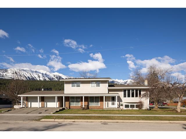 616 11th Street S, House detached with 5 bedrooms, 3 bathrooms and null parking in Golden BC | Image 1