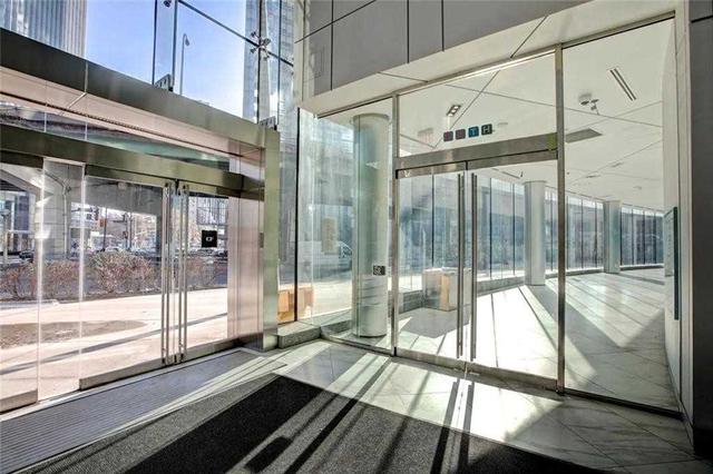 6708 - 14 York St, Condo with 2 bedrooms, 2 bathrooms and 1 parking in Toronto ON | Image 25