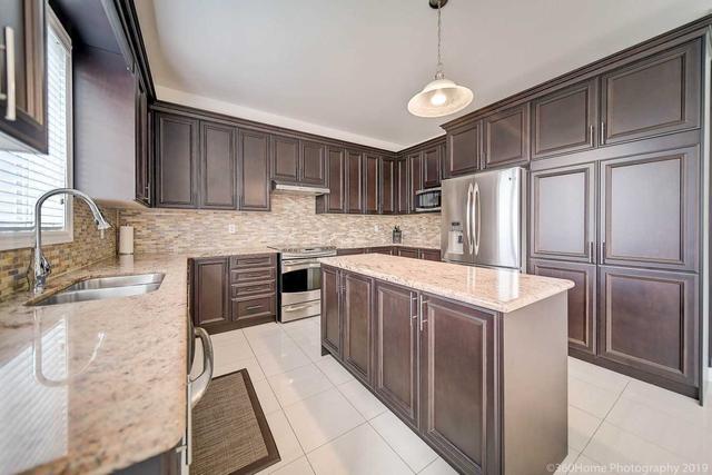 537 Daniel Clarke Way, House detached with 4 bedrooms, 4 bathrooms and 4 parking in Oakville ON | Image 3