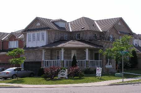 160 Queen Mary Dr, House detached with 4 bedrooms, 4 bathrooms and 2 parking in Brampton ON | Image 1