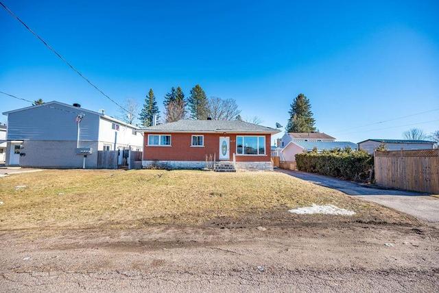 657 Leach Street, House detached with 5 bedrooms, 2 bathrooms and 4 parking in Laurentian Valley ON | Image 4