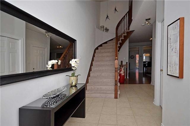 2469 Grand Oak Tr, House attached with 3 bedrooms, 4 bathrooms and 2 parking in Oakville ON | Image 4