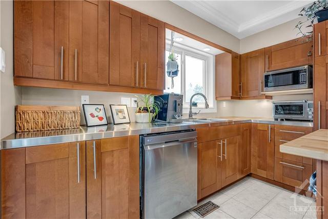17 Brando Crescent, House detached with 3 bedrooms, 3 bathrooms and 3 parking in Ottawa ON | Image 7