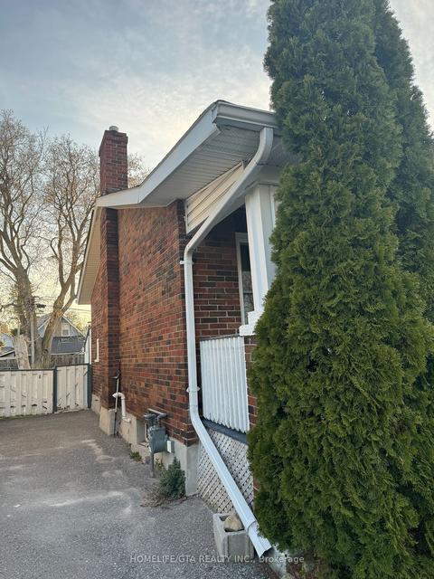 282 Haig St, House detached with 2 bedrooms, 1 bathrooms and 2 parking in Oshawa ON | Card Image